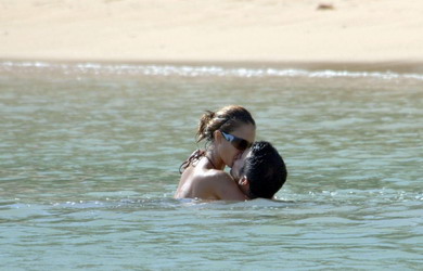 Srie de photos # 01 de Jessica Alba sur la plage